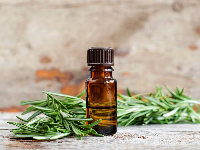 Rosmarinwasser für die Haare Natürliches Mittel gegen Haarausfall